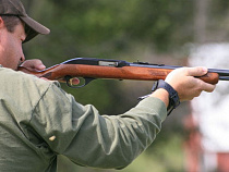 Житель Гурьевска угрожал застрелить соседа-пенсионера из ружья