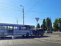 У Южного вокзала автобус №29 протаранил «Фольксваген Мультивен»