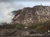 В поселке Круглово горит свалка (видео)