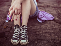 Парень, угрожая, заставил 16-летнюю знакомую украсть бутылку алкоголя