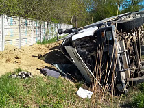 ДТП под Светлым: песковоз слетел с трассы и «прилёг» на бок 