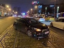На Ленинском проспекте девушка на «Форде» ранила женщину