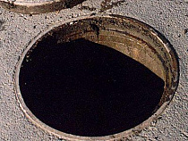 В Калининграде предприимчивый рецидивист оставил 50 канализационных люков без крышек