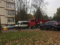 На улице Тельмана столкнулись грузовик и маршрутка