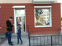 Исполняя закон, алкогольный «Бутыль» переехал ещё ближе к детсаду — в том же доме (карта)