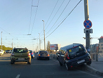 В Калининграде машина промахнулась мимо въезда на мост