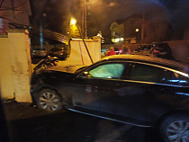 Элитный "Мерседес" пробил стену у прачечной 