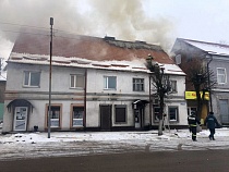 В Гвардейске продолжают тушить горящий рядом с полицией дом