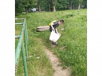 «Делать землю чище»: одинокий доброволец взялся за уборку школы