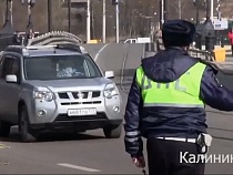 В Калининграде полицейские дарили цветы женщинам на дорогих машинах