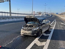 Женщина на «Киа» жёстко вытолкала «Ленд Крузер» к забору  