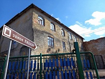 Замок в Калининградской области оголил загадочные камни