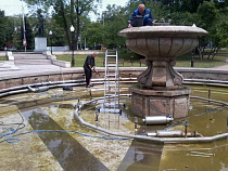 В Калининграде убрали ил из фонтана у памятника Шиллеру (фото)