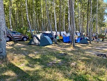 У пляжа в Куликово ловят заехавших в лес водителей