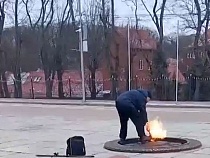 Мужчина собрал монеты у памятника 1200 Гвардейцам в Калининграде