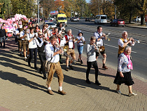 По центру Калининграда пронесли надувную розовую ленту (фото)