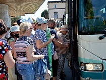 Власти извинились за духоту в автобусах и оправдали перевозчиков 