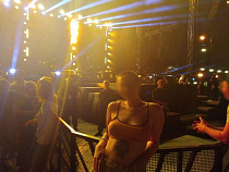 Украинка из Польши обнажилась на концерте Шнура в России