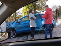 На Горной в Калининграде «Мерседес» вылетел на тротуар