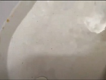 «Тухляком воняет»: в Немане из кранов пошла вода с хлопьями и ржавчиной