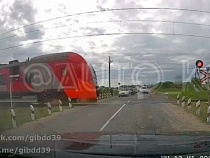 В Калининграде показали страшное перед несущимся поездом