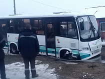 В Светлом автобус провалился в провалившийся асфальт (дополнено)