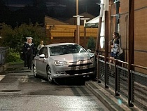 У Северного вокзала машина врезалась в забор у «Макдоналдса»