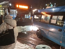 Неубранный от снега проспект Мира состыковал автобус и маршрутку