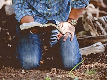 Под Полесском мужчина с пистолетом заставил встать на колени 17-летнего