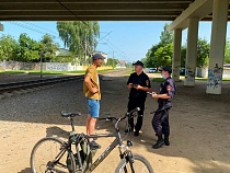 За ходьбу по рельсам на улице Гайдара привлекли ещё пятерых калининградцев