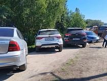 Велодорожку за миллиард разносят автомобили в Янтарном