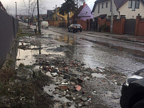 Экстрим на улице Пехотной: тротуаров нет, дорога разбита и затоплена 