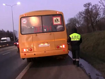 Школьный автобус с детьми ехал на проколотом колесе (видео) 