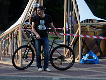 Калининградский губернатор приехал на пикник в футболке панк-группы (видео, фото)