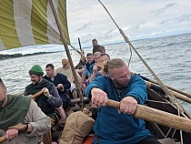 В Калининградской области толпы туристов увидели в море викингов