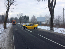 Таксист по пьяни избил пассажира, а потом врезался в дерево