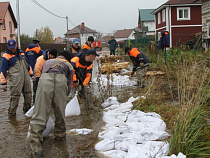 В Калининградской области спасатели боролись с наводнением мешками 