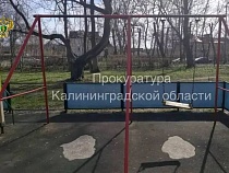 Детские качели в парке Балтийска висели на соплях