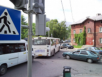 Кондуктор требует 100 000 рублей за падение в автобусе