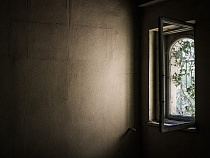 В Калининграде мужчина выпрыгнул в окно, спасаясь от знакомого с ножом