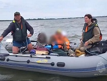 В Калининградском заливе семья с детьми застряла на заглохшей лодке