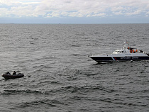 Пограничники спасли рыбака, которому стало плохо в открытом море