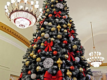 В Драмтеатре нарядили девятиметровую ёлку