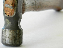 Словесную перепалку калининградца с приятелем прервал удар молотком по голове