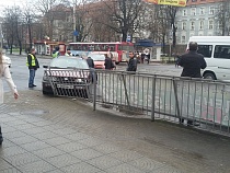 В центре Калининграда «Фольксваген» врезался в ограждение