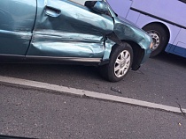 ДТП: в Калининграде микроавтобус протаранил легковушку