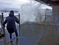 В Зеленоградске туриста смыло волной 