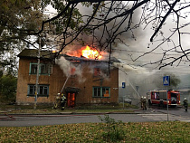 На улице Красносельская горит дом (фото)