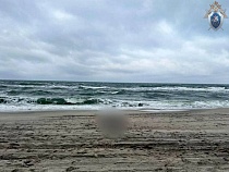 В Балтийске море забрало рыбака