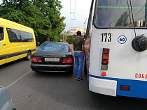 «Мерседес» поскрёб по троллейбусу
